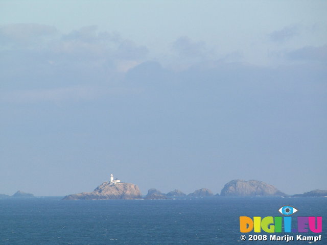 SX00923 Lighthouse on rocks at Welsh coast